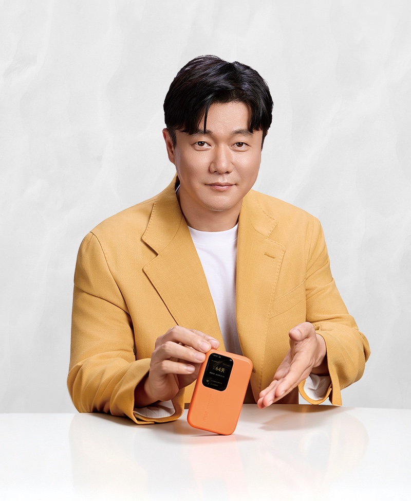 闪鱼品牌代言人肖央手持天枢轻5G随身WiFi