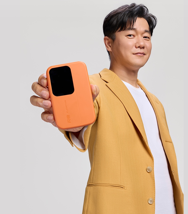 闪鱼品牌代言人肖央展示闪鱼随身WiFi